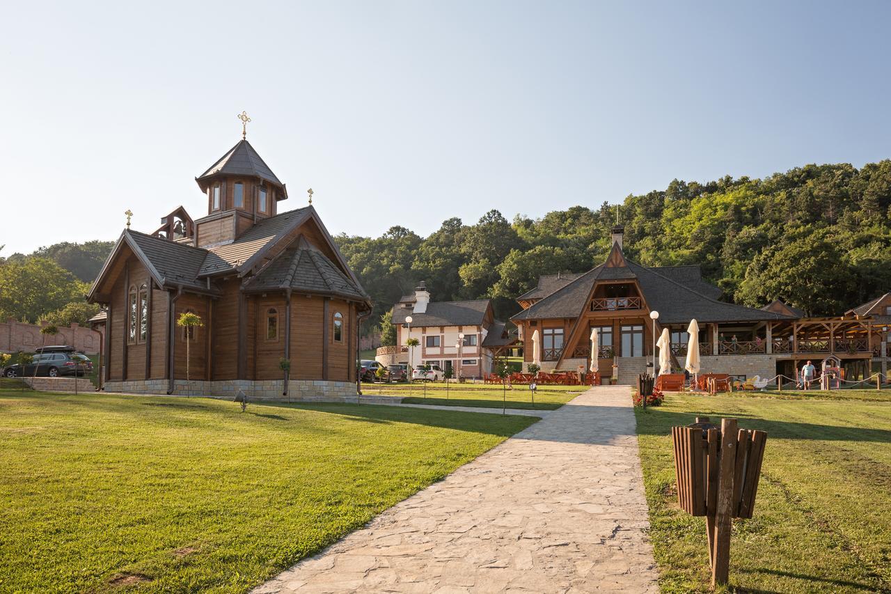 Bed and Breakfast Etno Naselje Vrdnicka Kula à Vrdnik Extérieur photo